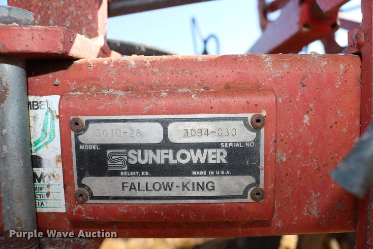 image for item DD8699 1994 Sunflower 3040-28 sweep plow