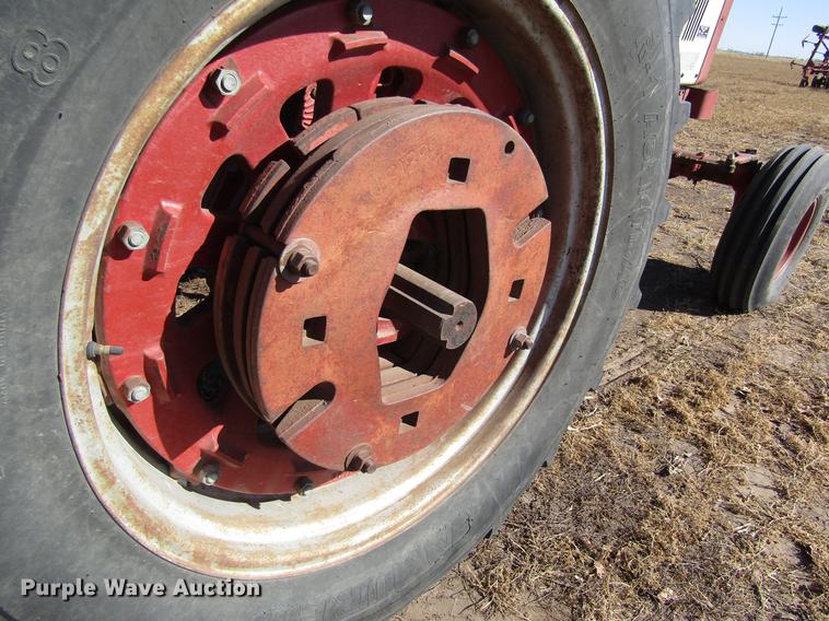 image for item DD8704 1974 International 1066 tractor