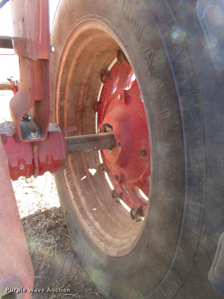 image for item DD8704 1974 International 1066 tractor