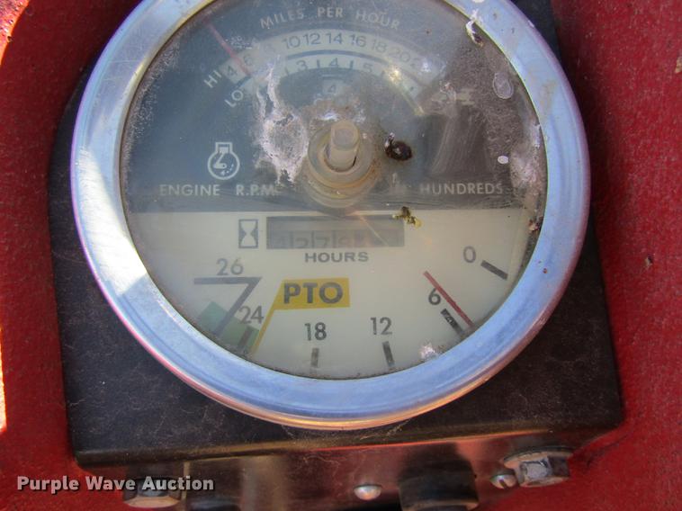 image for item DD8704 1974 International 1066 tractor