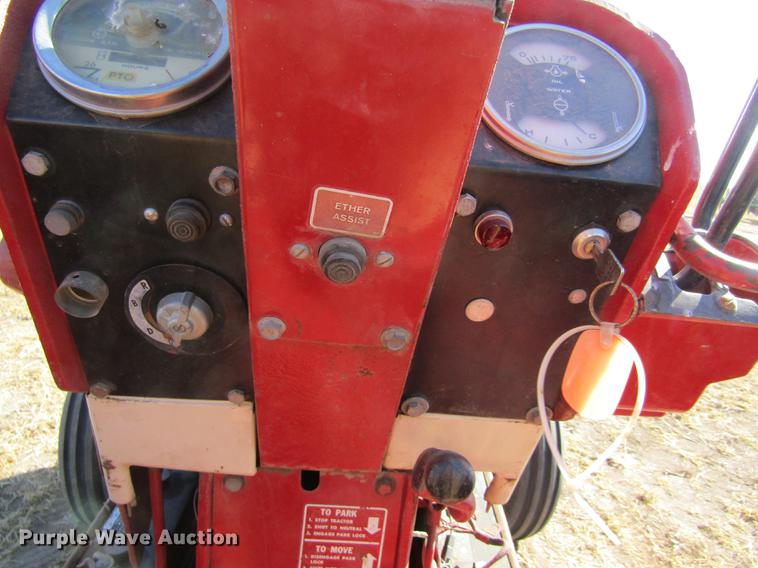 image for item DD8704 1974 International 1066 tractor