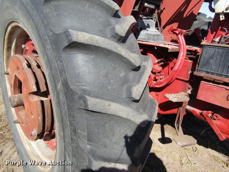 image for item DD8704 1974 International 1066 tractor