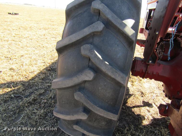 image for item DD8704 1974 International 1066 tractor