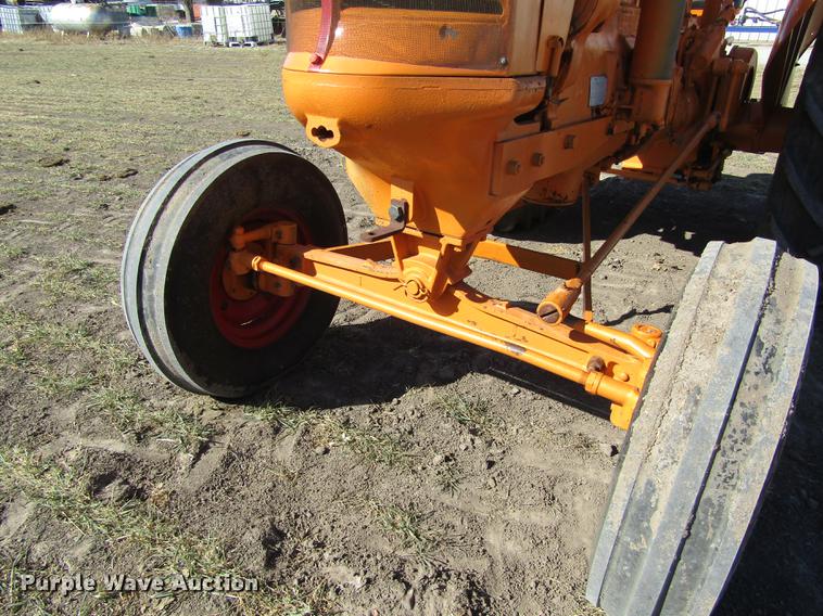 image for item DD8711 1949 Minneapolis Moline UTS tractor