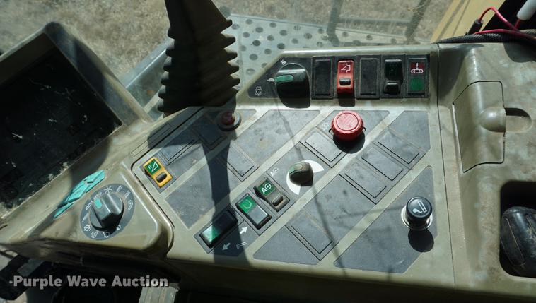 image for item DE3090 2003 Caterpillar Lexion 465 RWA combine