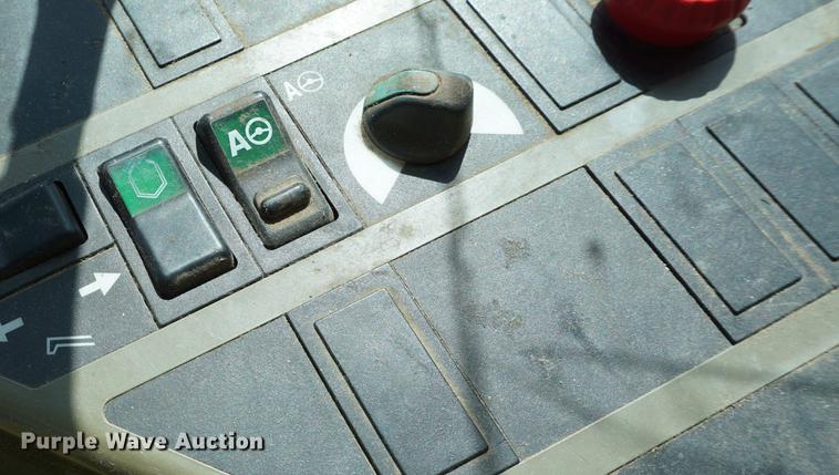 image for item DE3090 2003 Caterpillar Lexion 465 RWA combine