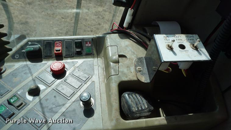 image for item DE3090 2003 Caterpillar Lexion 465 RWA combine