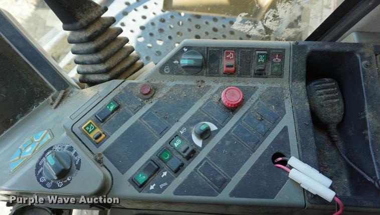 image for item DE3091 1998 Caterpillar Lexion 465 RWA combine