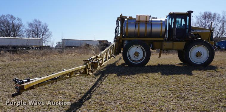 image for item DE3095 2000 Ag-Chem RoGator 1254 self-propelled sprayer