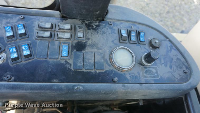 image for item DE3095 2000 Ag-Chem RoGator 1254 self-propelled sprayer