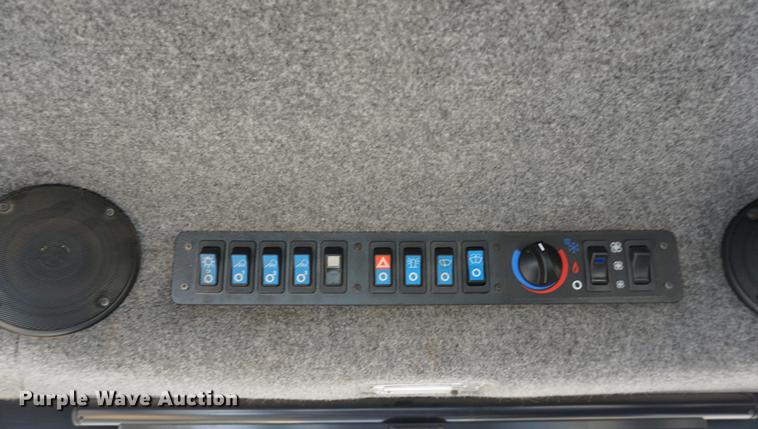 image for item DE3095 2000 Ag-Chem RoGator 1254 self-propelled sprayer