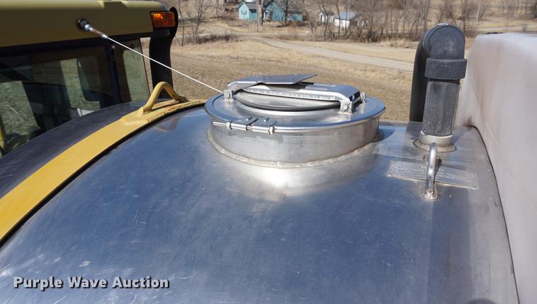 image for item DE3095 2000 Ag-Chem RoGator 1254 self-propelled sprayer