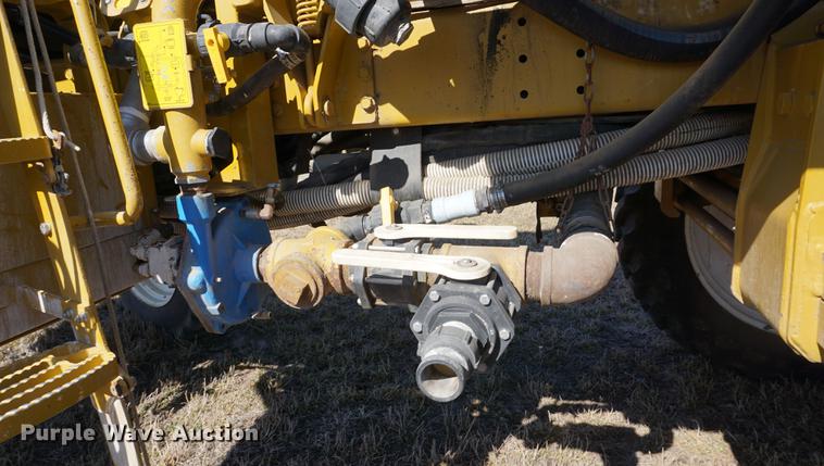 image for item DE3095 2000 Ag-Chem RoGator 1254 self-propelled sprayer