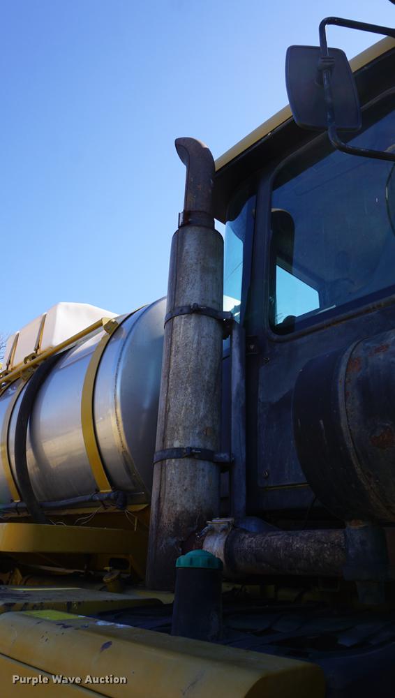 image for item DE3095 2000 Ag-Chem RoGator 1254 self-propelled sprayer