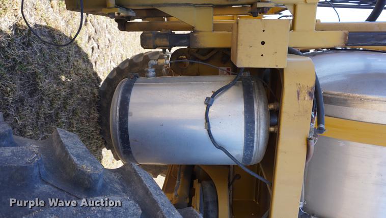 image for item DE3095 2000 Ag-Chem RoGator 1254 self-propelled sprayer