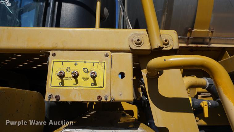 image for item DE3095 2000 Ag-Chem RoGator 1254 self-propelled sprayer