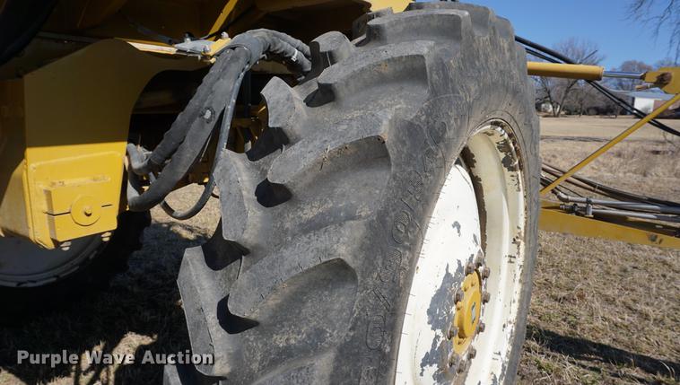 image for item DE3095 2000 Ag-Chem RoGator 1254 self-propelled sprayer