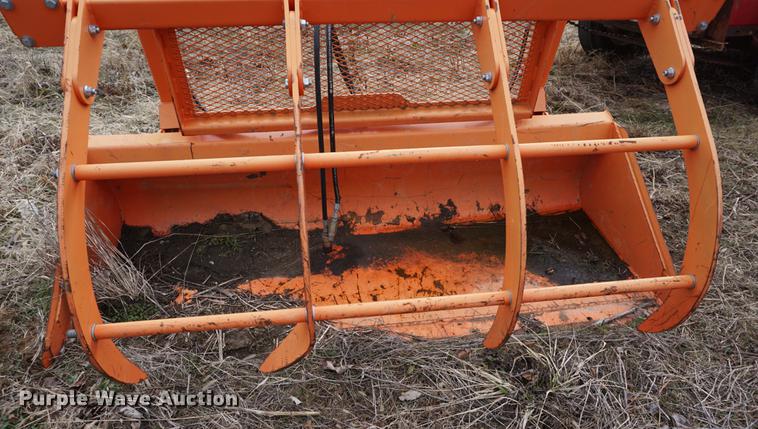image for item DE3115 Kubota M9249 skid steer grapple bucket