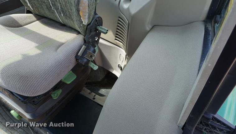 image for item DE3127 2003 John Deere 7320 MFWD tractor