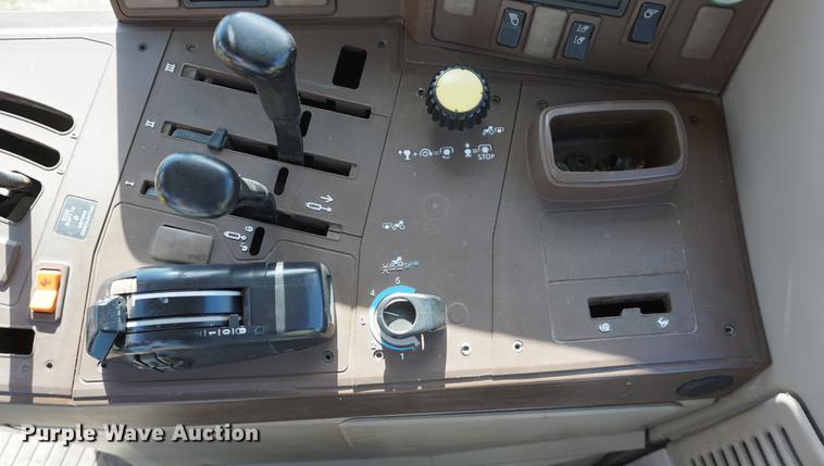 image for item DE3127 2003 John Deere 7320 MFWD tractor