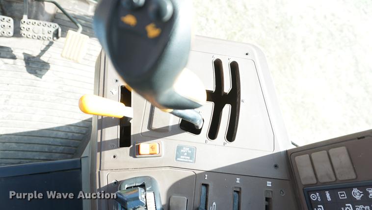 image for item DE3127 2003 John Deere 7320 MFWD tractor