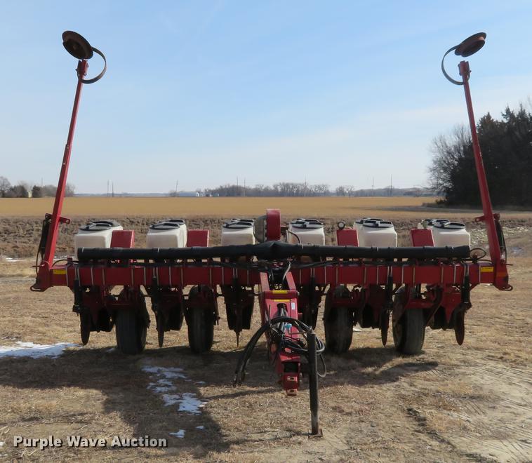 White 5100 planter in Abilene, KS | Item DI9944 sold | Purple Wave