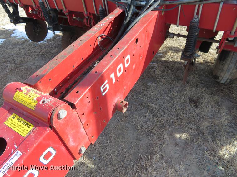 White 5100 planter in Abilene, KS | Item DI9944 sold | Purple Wave