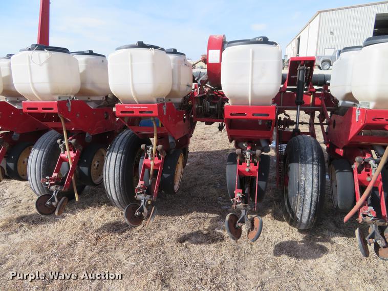 White 5100 planter in Abilene, KS | Item DI9944 sold | Purple Wave