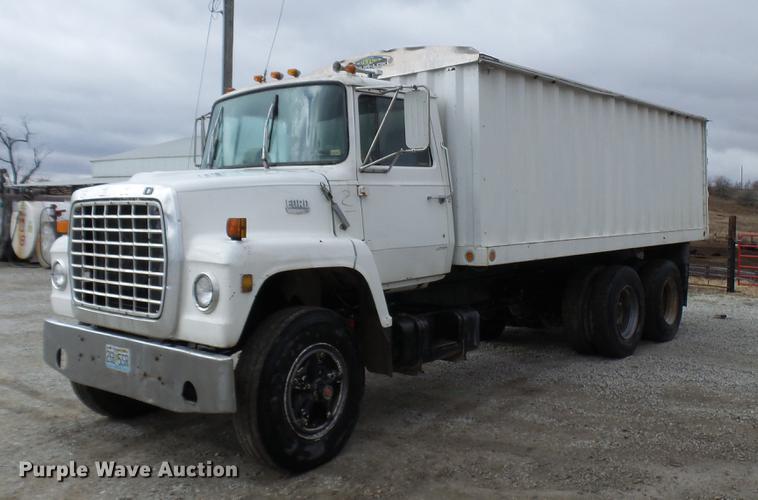 image for item DP9574 1975 Ford 900 grain truck