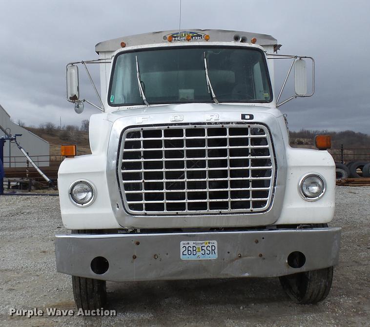 image for item DP9574 1975 Ford 900 grain truck