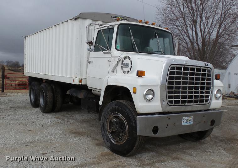image for item DP9574 1975 Ford 900 grain truck