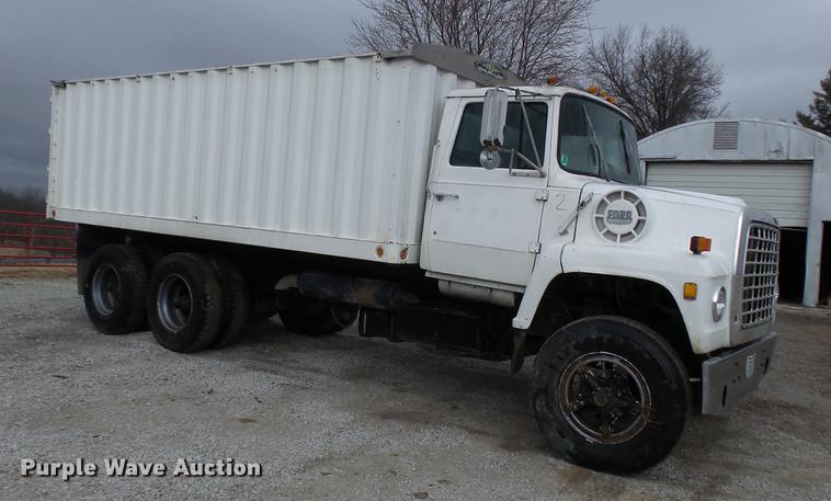 image for item DP9574 1975 Ford 900 grain truck