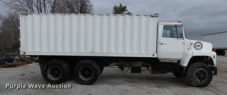 image for item DP9574 1975 Ford 900 grain truck