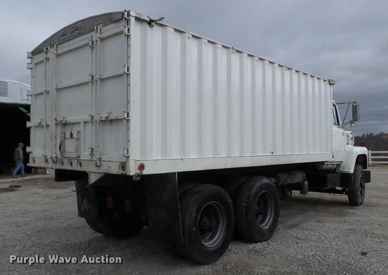 image for item DP9574 1975 Ford 900 grain truck