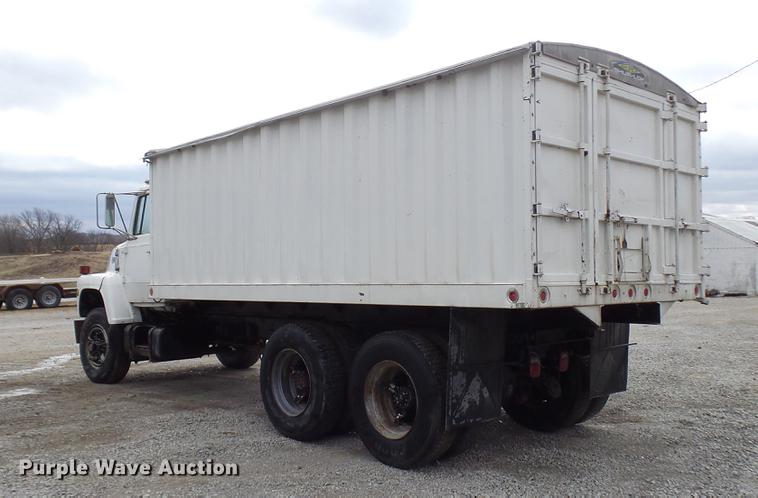 image for item DP9574 1975 Ford 900 grain truck