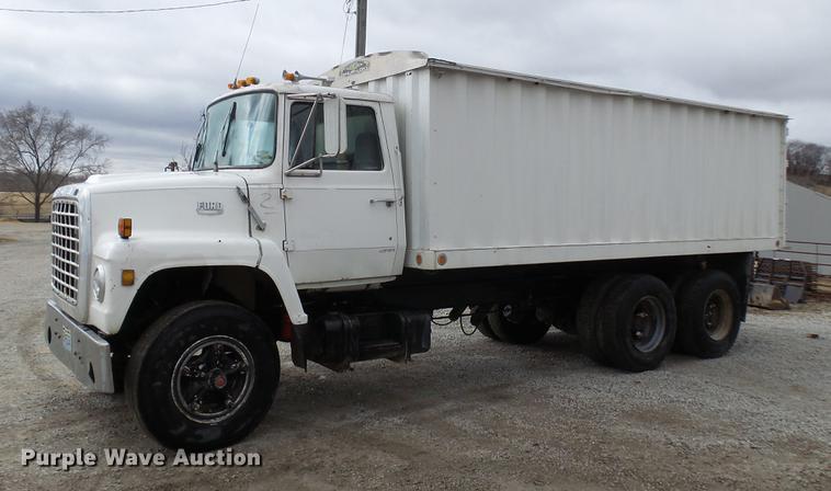 image for item DP9574 1975 Ford 900 grain truck