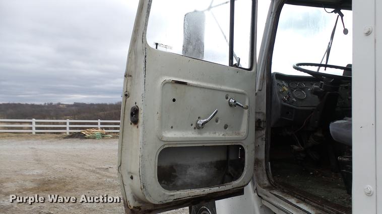 image for item DP9574 1975 Ford 900 grain truck