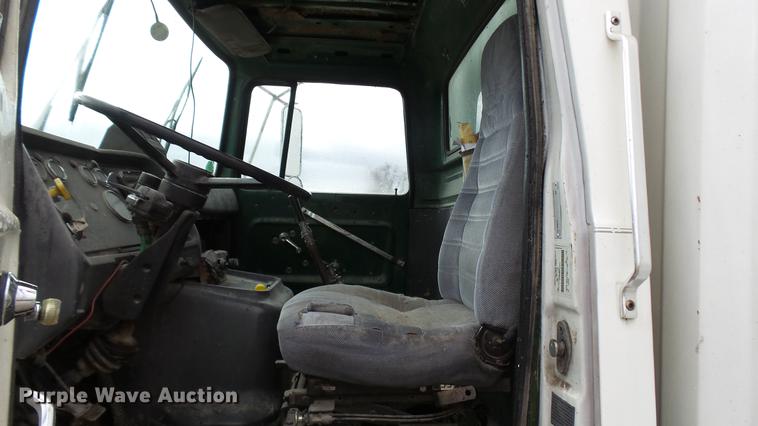 image for item DP9574 1975 Ford 900 grain truck