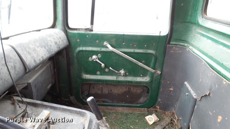 image for item DP9574 1975 Ford 900 grain truck