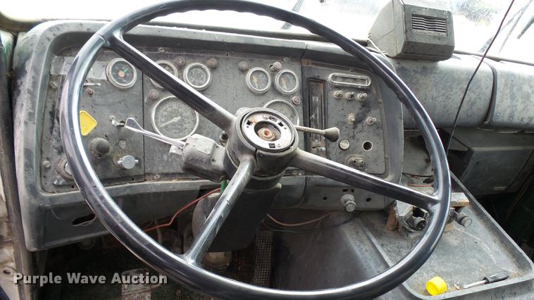 image for item DP9574 1975 Ford 900 grain truck