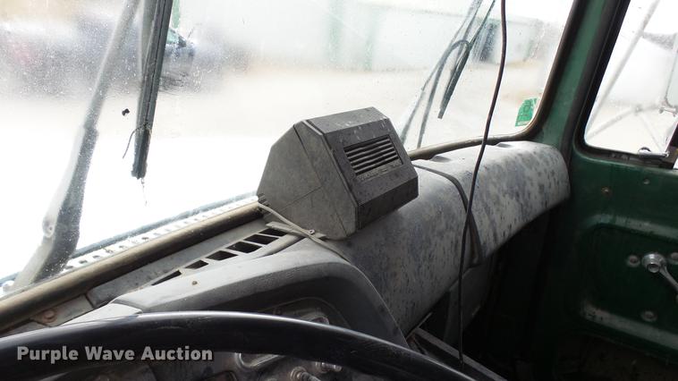 image for item DP9574 1975 Ford 900 grain truck