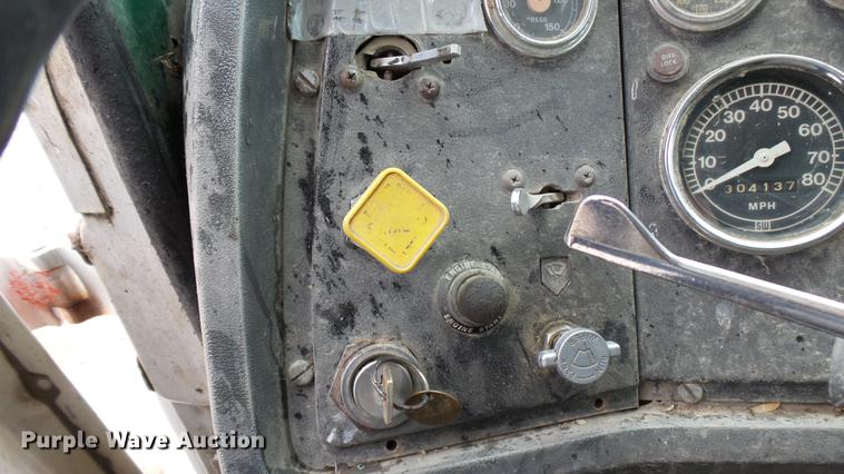 image for item DP9574 1975 Ford 900 grain truck