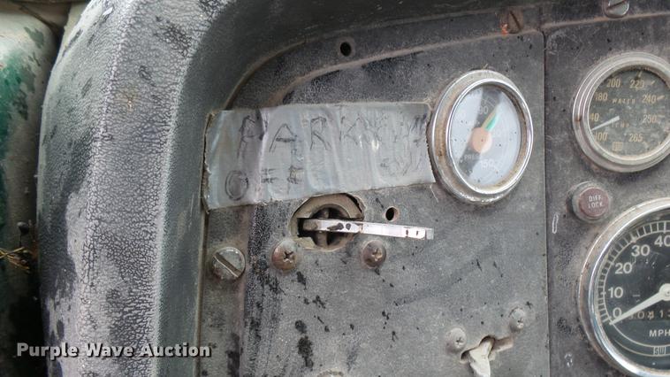 image for item DP9574 1975 Ford 900 grain truck