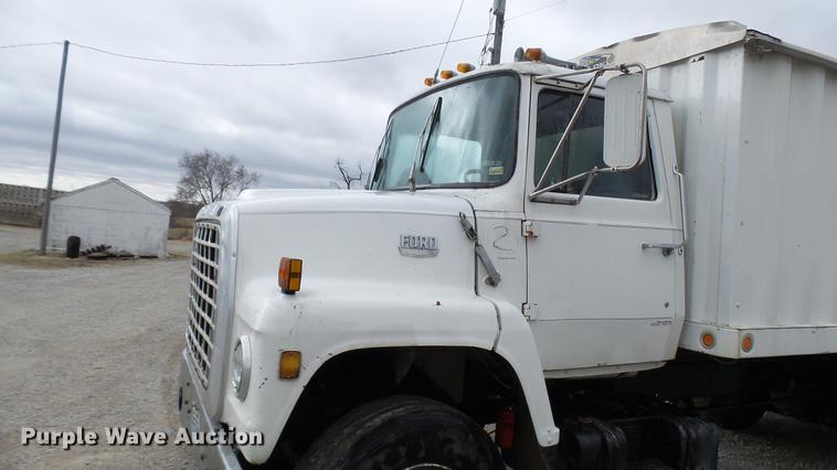image for item DP9574 1975 Ford 900 grain truck