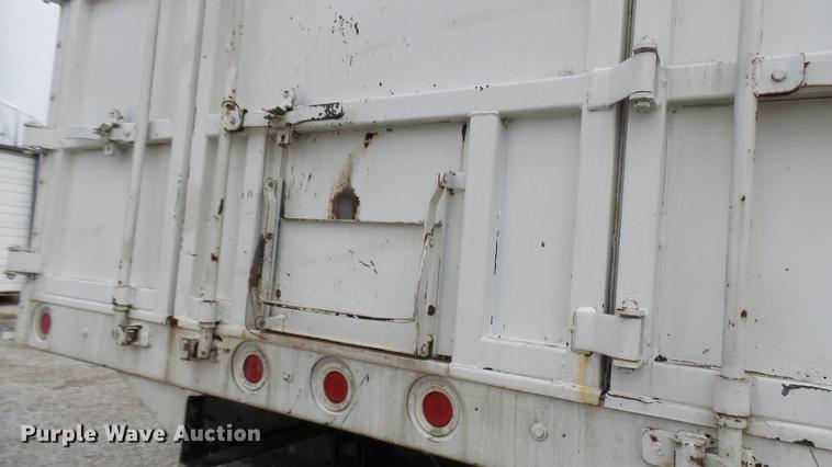 image for item DP9574 1975 Ford 900 grain truck