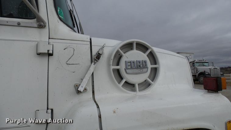 image for item DP9574 1975 Ford 900 grain truck