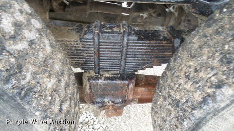 image for item DP9574 1975 Ford 900 grain truck