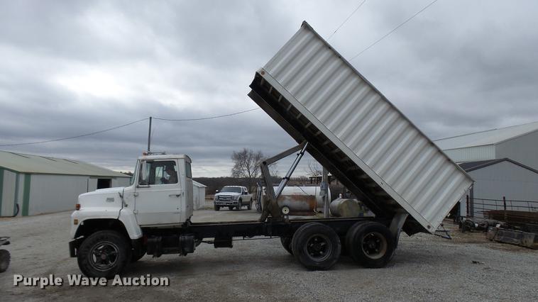image for item DP9574 1975 Ford 900 grain truck