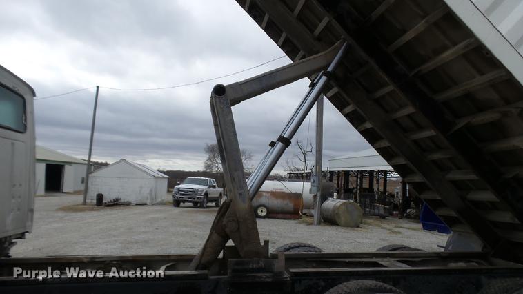 image for item DP9574 1975 Ford 900 grain truck