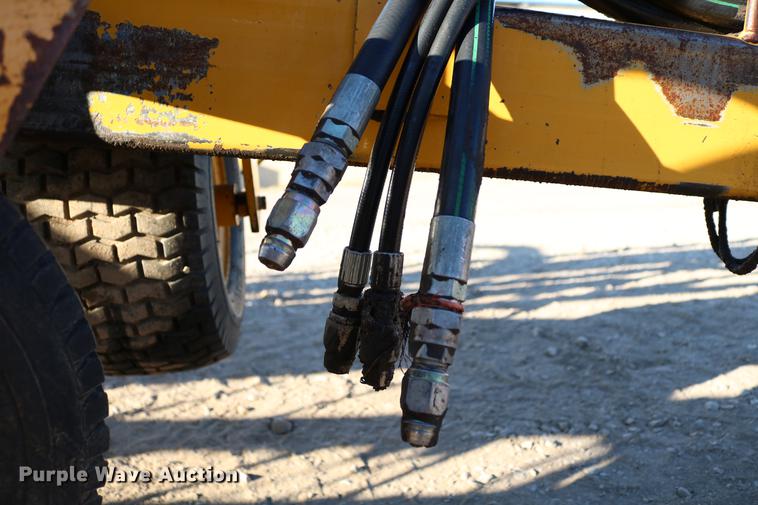 image for item EW9008 1995 Vermeer R23 hay rake